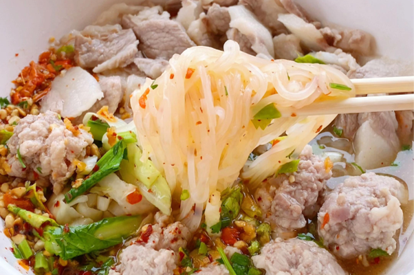Sen lek tom yum noodle soup